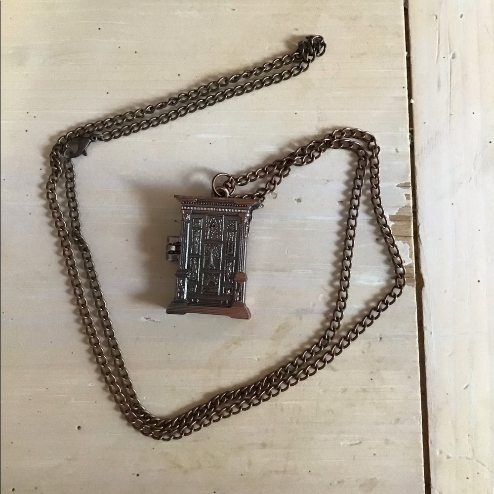 Chronicles of Narnia wardrobe necklace